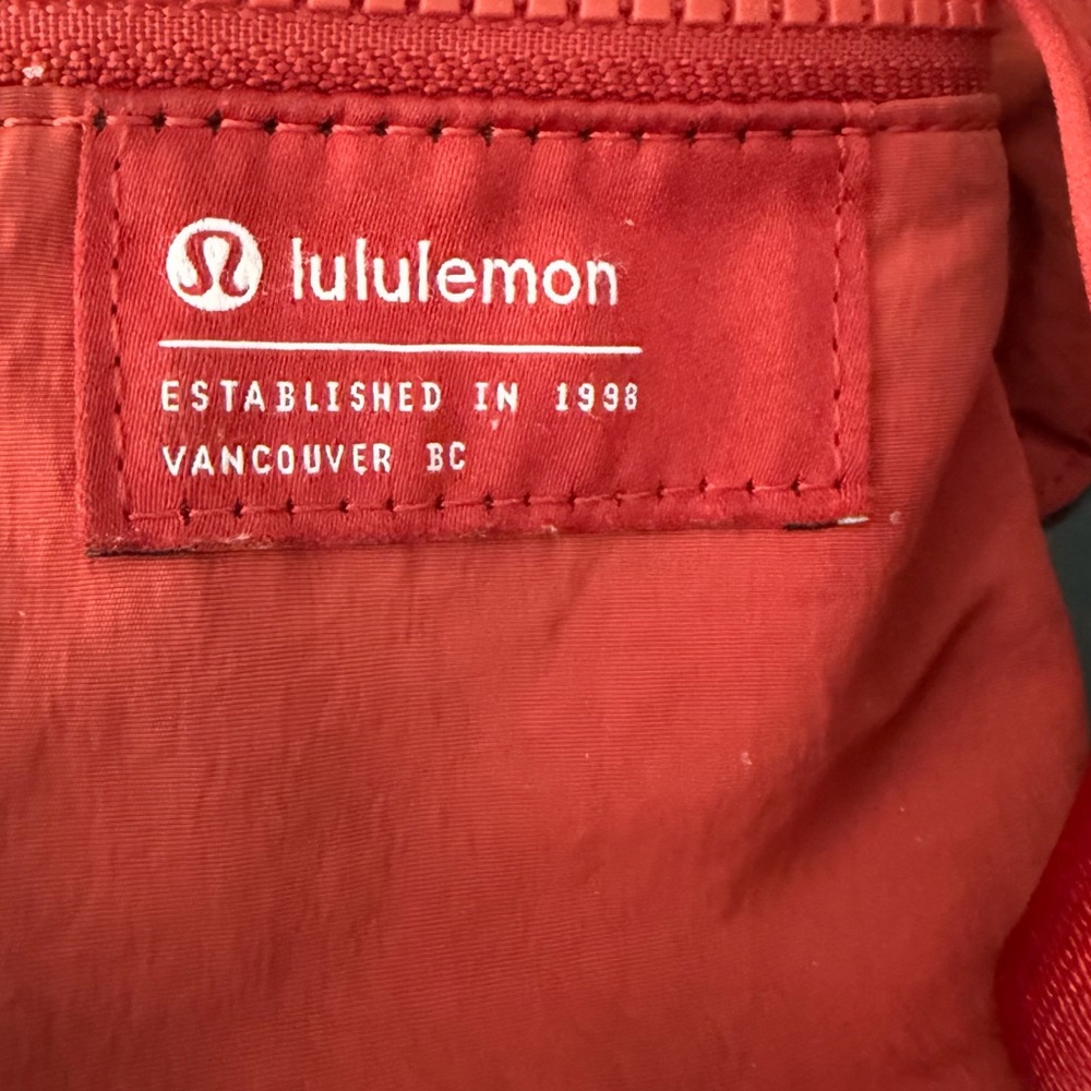 Lululemon Clean Lines Belt Bag in Red Rock. In pre-owned condition - Picture 3 of 9